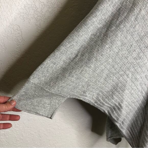 Cabi Watson light gray ribbed dolman sleeve knit sweater size Medium #5451 - Picture 9 of 14